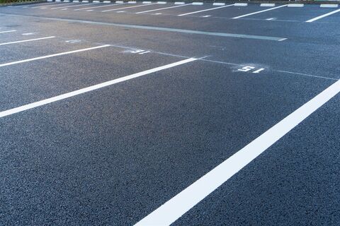 白線を引いた駐車場の新しい舗装（イメージ）