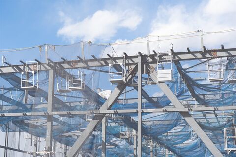 鉄骨の建方の現場と仮設の足場（イメージ）