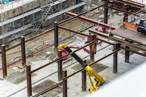 鉄骨の柱が並ぶ建設現場（イメージ）