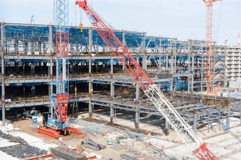 クレーンの立つ鉄骨建方の現場(イメージ)