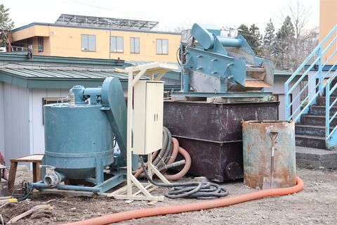 井戸を掘る現場の泥水の機械（イメージ）