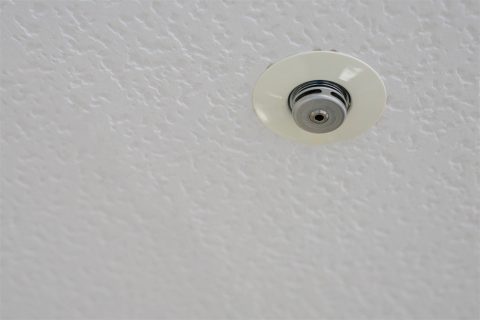 天井に取り付けられたスプリンクラー(イメージ)