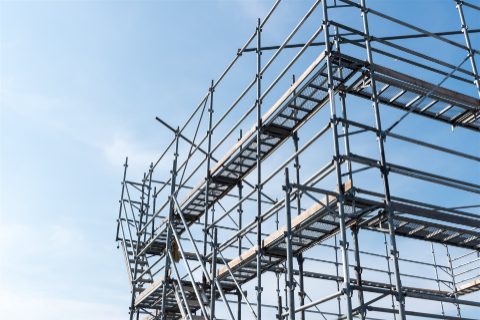 青空の下の仮設足場(イメージ)