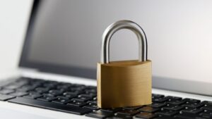 ノートパソコンのキーボードの上に置かれた南京錠