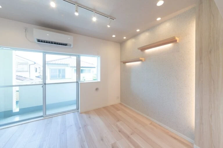 公開直後の明るい部屋。木の床とバルコニーの窓