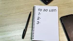 TO DO LIST に 1・2・3 と書かれた手帳とペン