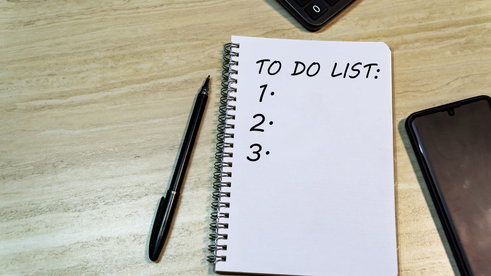 TO DO LIST に 1・2・3 と書かれた手帳とペン