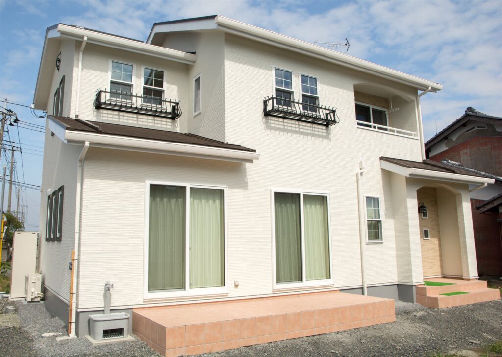 完成した白い外壁の2階建て住宅の外観